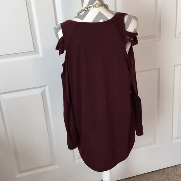 Rock & Republic Cold Shoulder Top - Picture 5 of 8
